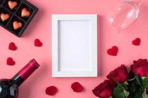 Valentijnsdag geheugen met afbeeldingsframe concept op roze achtergrond foto