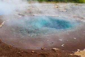 stomende warmwaterbronnen op de vulkanische zwavelvelden van ijsland foto