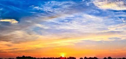 prachtig panorama met hoge resolutie van oranje en rode zonsondergangwolken in de avondlucht foto