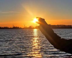 mooie en romantische zonsondergang aan een meer in gele en oranje kleuren foto