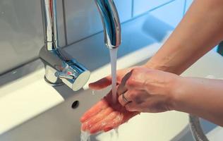 handen wassen en handen wassen met zeep preventie voor uitbraak van coronavirus covid-19 foto