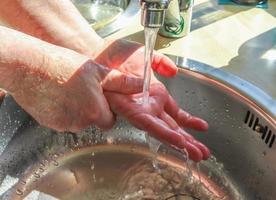 handen wassen en handen wassen met zeep preventie voor uitbraak van coronavirus covid-19 foto