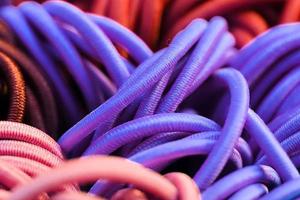 gedetailleerde close-up van monsters van stof en stoffen in verschillende kleuren gevonden op een stoffenmarkt foto