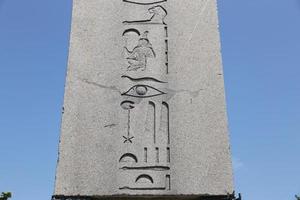 obelisk van theodosius in de stad istanbul foto