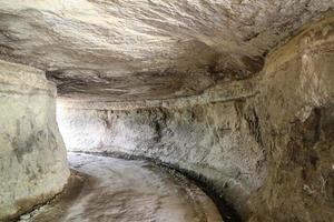 gebeeldhouwde tunnel in cappadocië foto