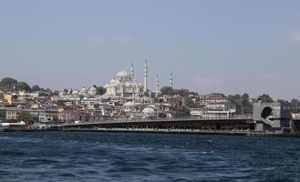 suleymaniye-moskee en galatabrug in de stad istanbul foto