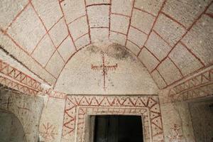 binnenkant van een grotkerk, cappadocië, turkije foto