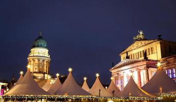 duitse kerk in en concertzaal gendarmenmarkt, berlijn, duitsland foto