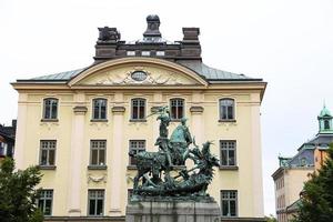 heilige george en het drakenstandbeeld in stockholm, zweden foto