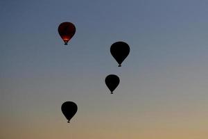 heteluchtballonnen boven de stad Göreme foto