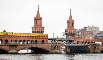 u-bahn trein die over de Oberbaum-brug in Berlijn, Duitsland gaat foto