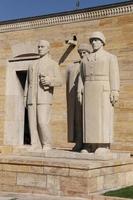 Turkse mannen sculptuur gelegen aan de ingang van de weg van leeuwen in anitkabir foto