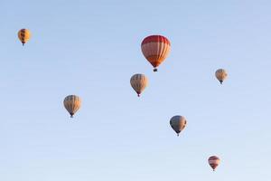 heteluchtballonnen boven de stad Göreme foto