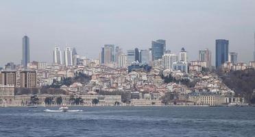 dolmabahce-paleis en besiktas in de stad istanbul foto