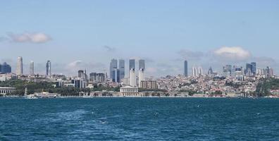 dolmabahce paleis en besiktas in de stad istanbul, turkije foto
