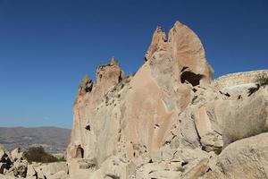 rotsformaties in de zelve-vallei, cappadocië, nevsehir, turkije foto