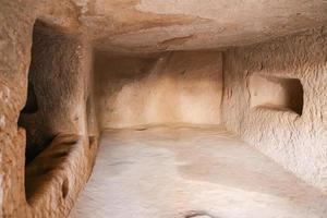 gebeeldhouwde kamer in de zelve-vallei, cappadocië foto