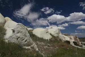 rotsformatie in duivenvallei, cappadocië foto