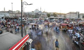 mensen op het eminonu-plein, istanbul foto