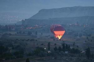 heteluchtballonnen in de valleien van Cappadocië foto