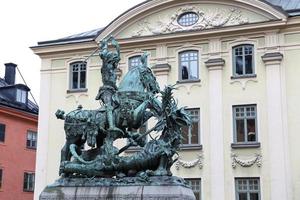 heilige george en het drakenstandbeeld in stockholm, zweden foto