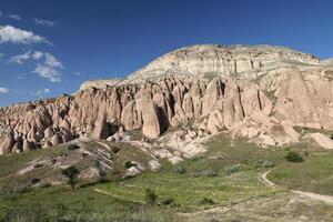 rozenvallei in het dorp Cavusin, Cappadocië foto