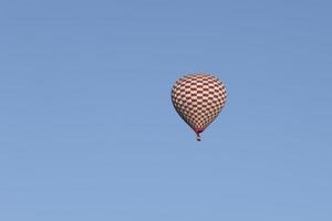 heteluchtballon boven de stad Göreme foto