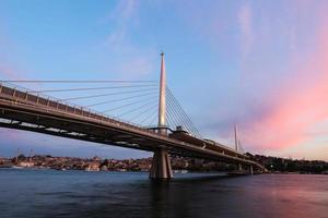 gouden hoorn metrobrug in istanbul, turkije foto
