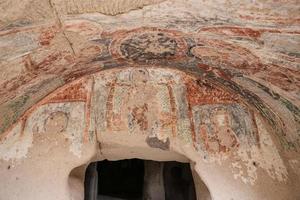 fresco's in een grotkerk in de zelve-vallei, cappadocië foto
