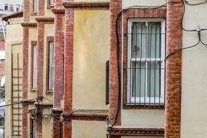 oude huizen in fener district, istanbul, turkije foto