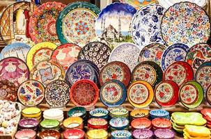 turkse keramiek in kruidenbazaar, istanbul, turkije foto