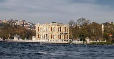 kucuksu paleis in de stad istanbul, turkije foto