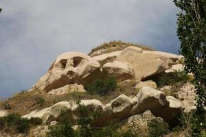 rotsformatie in duivenvallei, cappadocië foto
