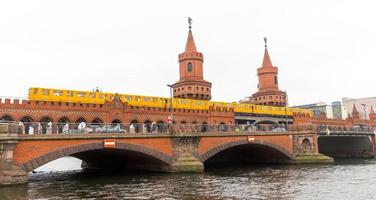 u-bahn trein die over de Oberbaum-brug in Berlijn, Duitsland gaat foto