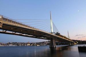 gouden hoorn metrobrug in istanbul, turkije foto