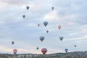 heteluchtballonnen in de valleien van Cappadocië foto