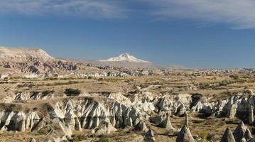 Cappadocië uitzicht vanaf liefdesvallei in nevsehir, turkije foto