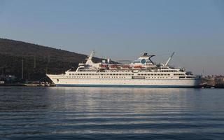 cruiseschip in de haven foto