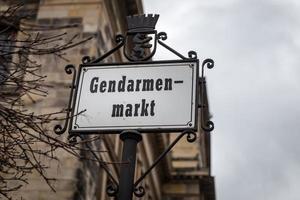 verkeersbord van gendarmenmarkt in berlijn, duitsland foto