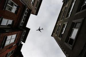 vliegtuig over fener district in istanbul, turkije foto