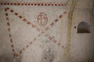 oude schilderijen in een grotkerk, cappadocië, turkije foto