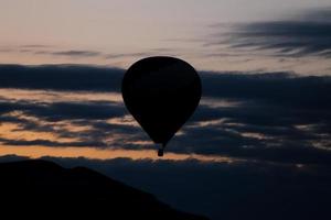 heteluchtballon in de valleien van Cappadocië foto