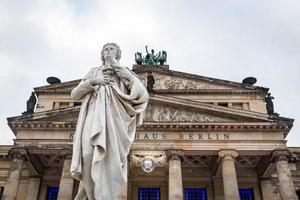 schiller monument in gendarmenmarkt, berlijn, duitsland foto