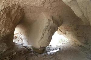 gebeeldhouwde tunnel in cappadocië foto