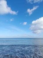 strandsfeer in de ochtend met een helderblauwe lucht op het eiland lombok, indonesië foto