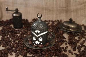 gebrande koffiebonen en Turkse koffie foto
