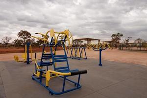 een nieuw gebouwd fitnesspark met verschillende machines in burle marx park in het noordwesten van brasilia, bekend als noroeste foto
