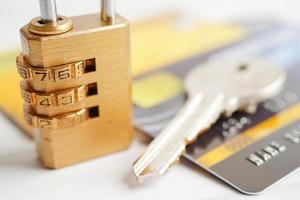 creditcard met wachtwoordsleutelslot, bedrijfsconcept van veiligheidsfinanciën. foto