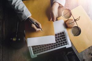 zaken en advocaten bespreken contractpapieren met koperen schaal op bureau in kantoor. wet, juridische diensten, advies, rechtvaardigheid en wet concept foto met film grain effect