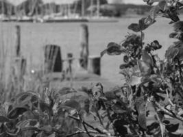 de kleine stad arnis aan de rivier de schlei foto